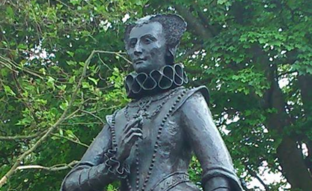 statue of Mary Queen of Scots